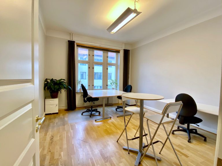 Trägolv och vita väggar